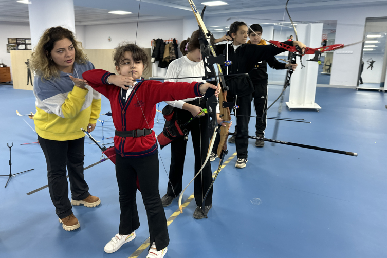 Elazığ’da sporcular Mete Gazoz gibi şampiyon olmanın hedefiyle yay çekiyor