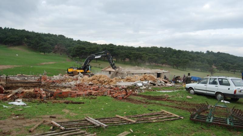 Çanakkale’de orman arazisindeki kaçak yapılar yıkılıyor