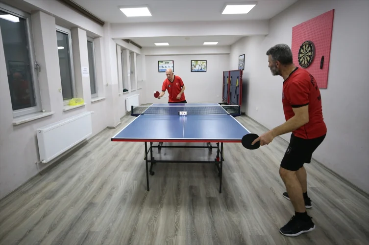 72 yaşındaki masa tenisçi Şenel Altun turnuvalarda raket sallıyor