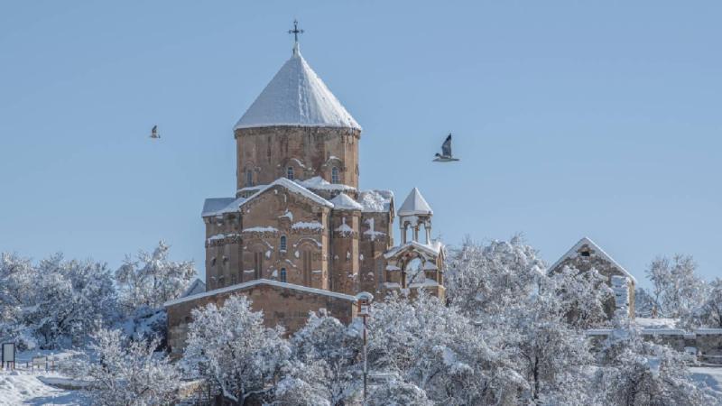 Akdamar Adası beyaz örtüyle kaplandı