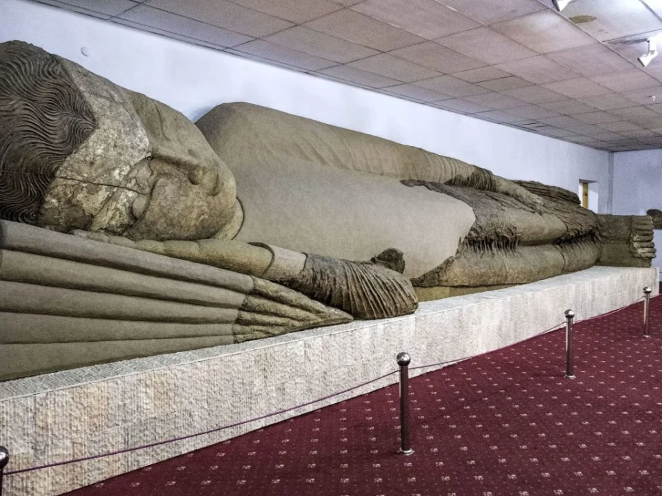 Nirvana’daki Tacik Buda-Dünyanın En büyüğü: 42 fit uzunluğunda ve 9 fit yüksekliğinde