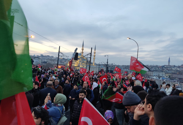 İstanbul’da büyük yürüyüş! Binlerce insan Gazze ve şehitlerimiz için Galata Köprüsü’ne akın etti