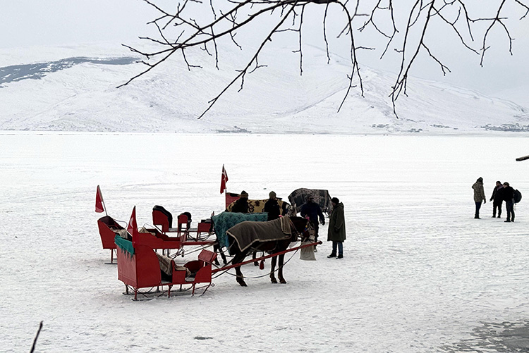 Yüzeyinin büyük bölümü donan Çıldır Gölü’nde hafta sonu yoğunluğu