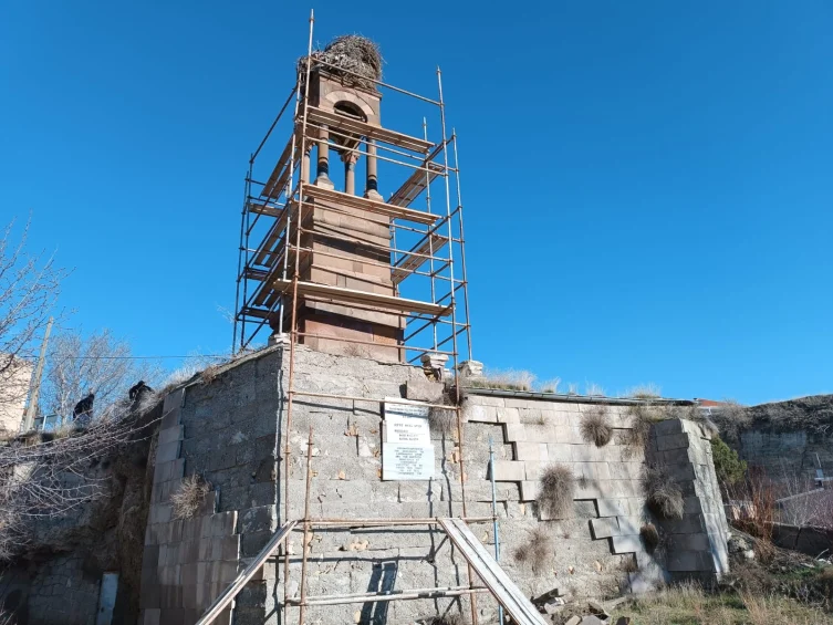 Kayseri’de tarihi çan kulesinin restorasyonu için leyleklerin göçü beklendi