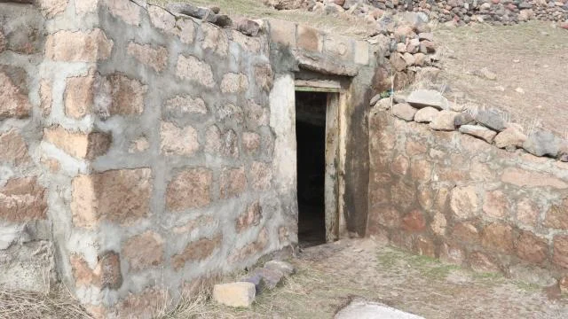 Urartulardan kalma mezar tarihe ışık tutuyor