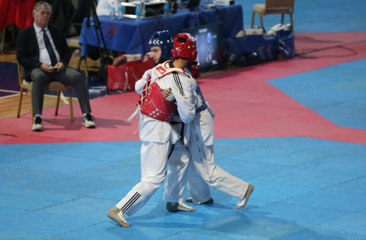 Genç tekvandocular 2028 Olimpiyatları hedefiyle tatamiye çıkıyor