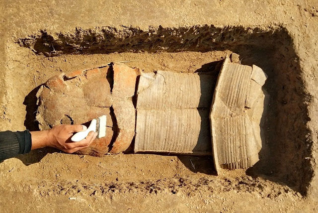 Arkeologlar, Kuzey Çin’deki çocuklar için 128 antik urn mezar mezarını ortaya çıkardı