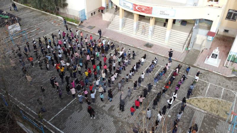 Bilecikli öğrenciler dönem tatiline güne bahçede spor yaparak başladı