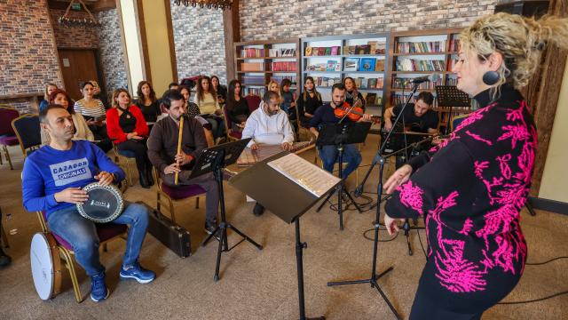 Depremzedeler deprem travmasını müzikle aşıyorlar