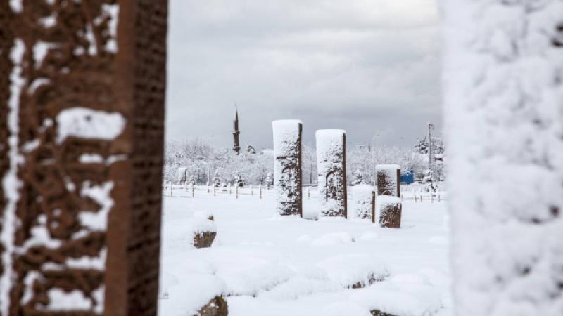 Ahlat’taki Selçuklu Meydan Mezarlığı karla kaplandı