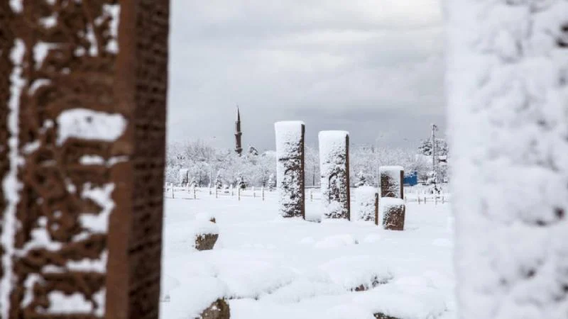 Ahlat’taki Selçuklu Meydan Mezarlığı karla kaplandı