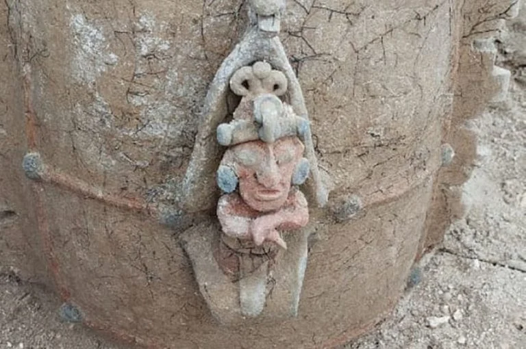Maya Tren çalışması sırasında ortaya çıkarılan Maya mısır tanrısını tasvir eden mezar vazosu