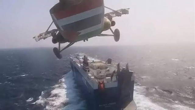 Kızıldeniz’de sular ısındı! Husiler yük gemisine saldırdı, ABD Donanması’na ait helikopterler 3 tekneyi yerle bir etti