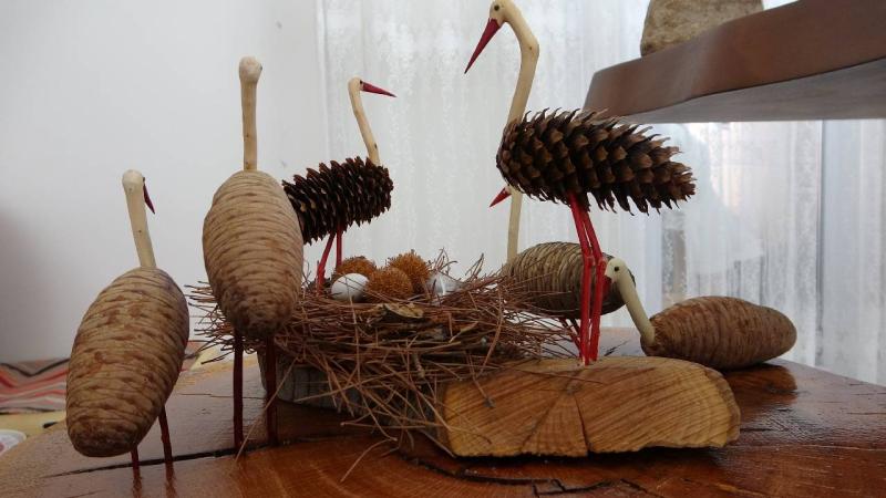 Hobi olarak başladığı ahşap oymacılığında sanat eserleri üretiyor
