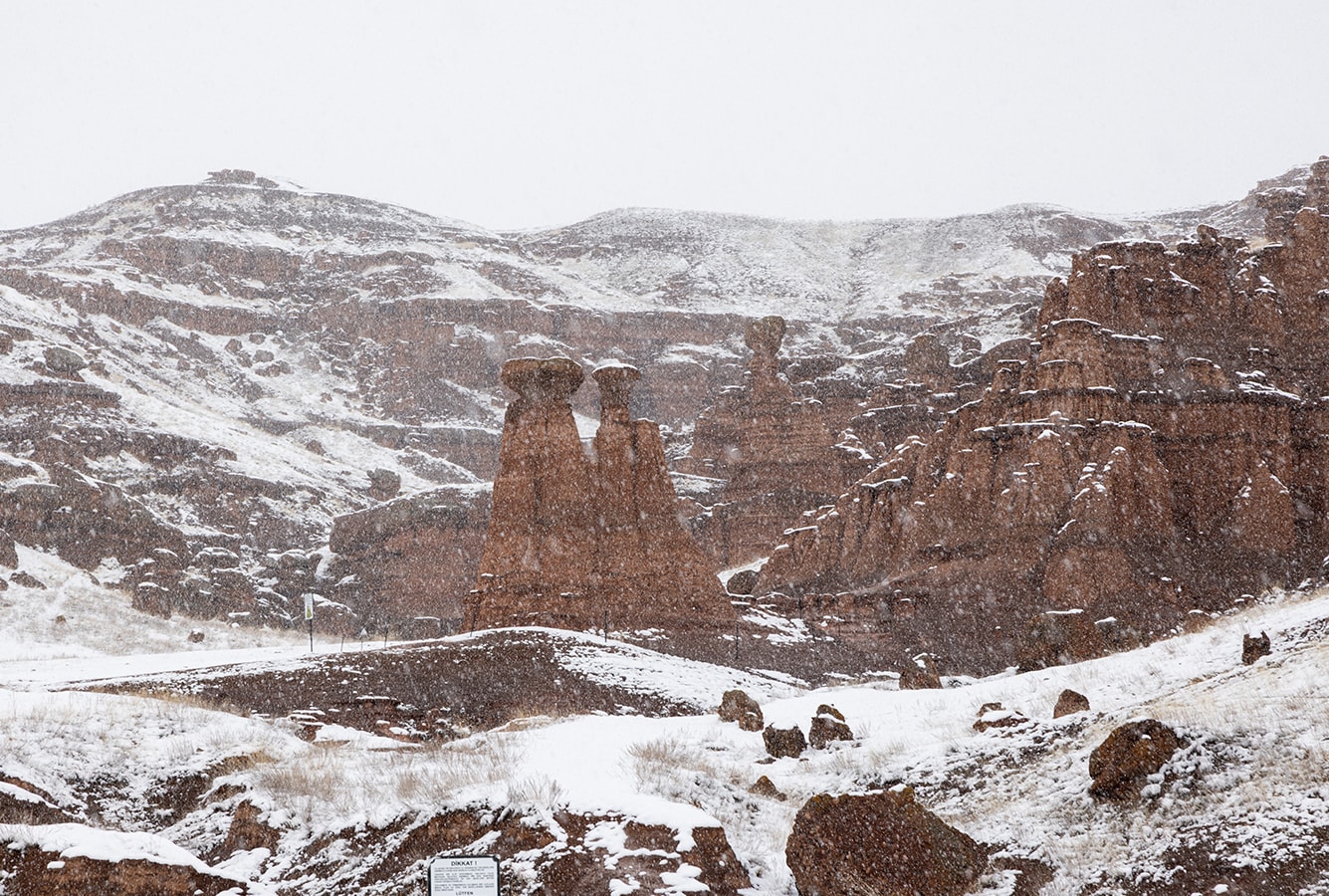 Erzurum’un kırmızı periler diyarı kar altında
