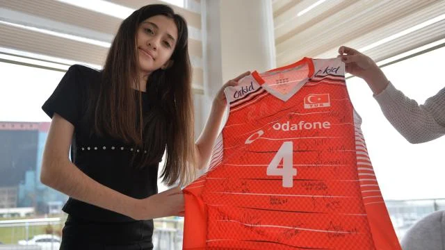 TVF’den depremden etkilenen Ayşe Sudem’e anlamlı hediye