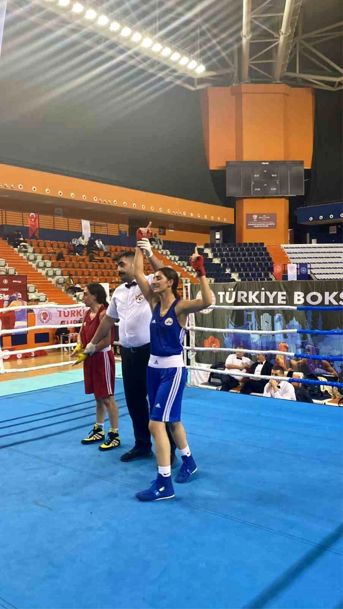 Elazığ Belediyespor boksörü Nisanur Yıldırım Gençler Türkiye Boks Şampiyonası’nda şampiyon oldu