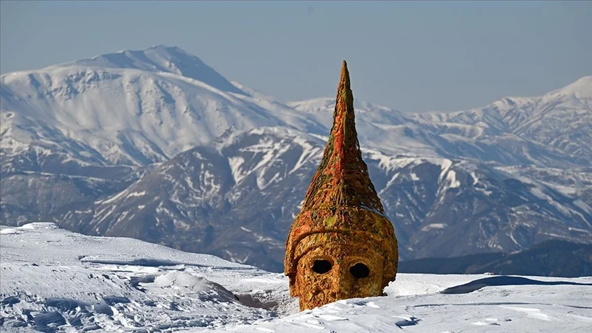 Nemrut Dağı’nın dev heykelleri kışın da ziyaretçilerini ağırlıyor