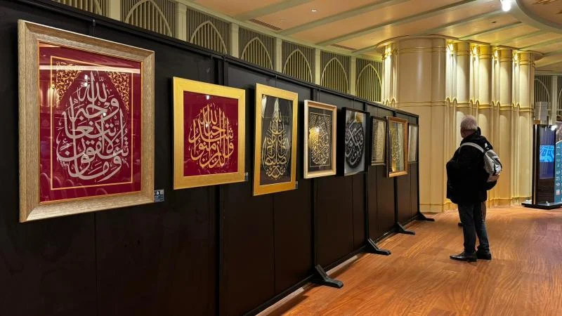 “Kur’ani Damlalar” hat sergisi Taksim Camisi Kültür Sanat Merkezi’nde açıldı