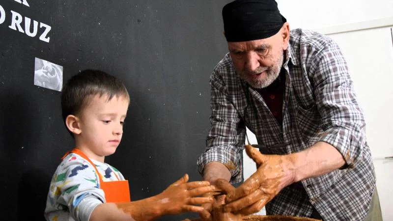 Bilecikli çömlek ustası okullarda çocuklara çömlek sanatını öğretiyor