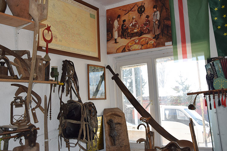 Çerkezler köy konağında sergiledikleri eski eşyalarla ata mirasını yaşatıyor