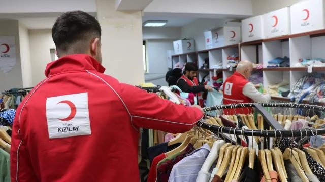 Türk Kızılay’ı depremzedelerin yaralarını sarıyor