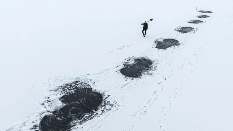 “Eskimo usulü” balıkçılıkla ekmeklerini buzun altından çıkarıyorlar