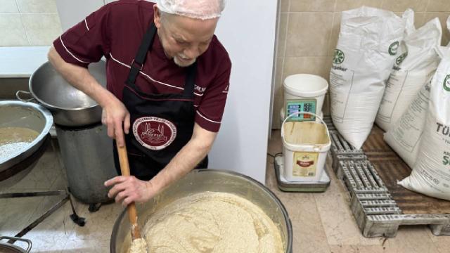 Edirneli helvacı aile mesleğini geleneksel usullerle sürdürüyor