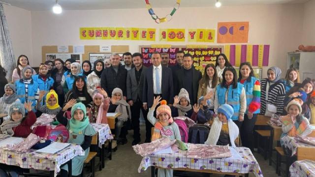 Batman’da üniversite öğrencileri köy okulundaki öğrenciler için atkı bere ve eldiven ördü