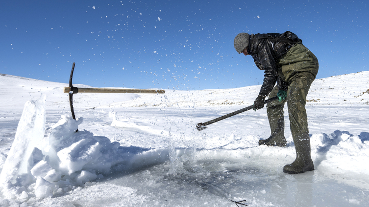 “Eskimo usulü” balıkçılıkla ekmeklerini buzun altından çıkarıyorlar