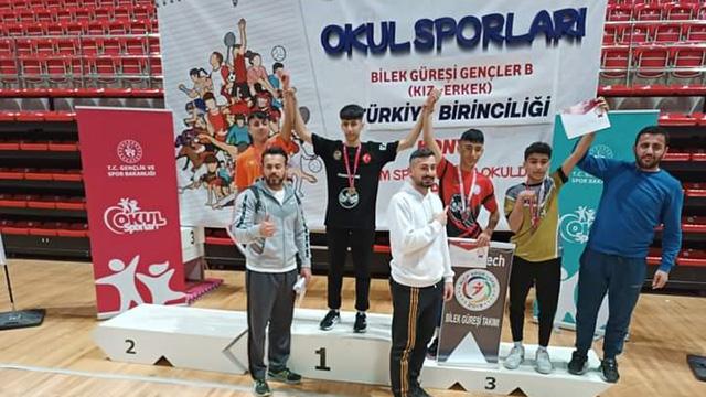 Bitlisli öğrenci bilek güreşinde Türkiye ikincisi oldu