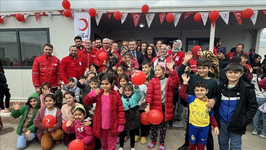 Osmaniye’de depremzedelerin yaşadığı konteyner kentte “100. Yıl Kütüphanesi” açıldı