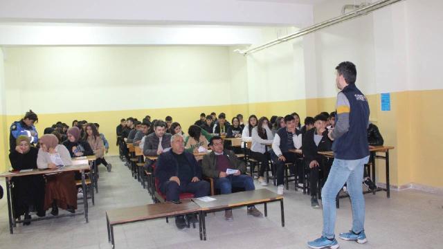 Amasya’da polis, öğrencileri internet güvenliği konusunda bilgilendirdi