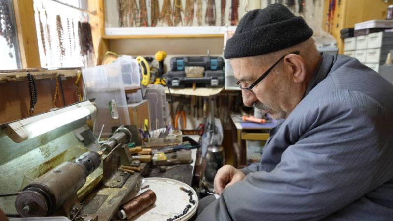 Gümüşhaneli Musa Bulgur 35 yıldır tek eliyle tesbihçilik yapıyor