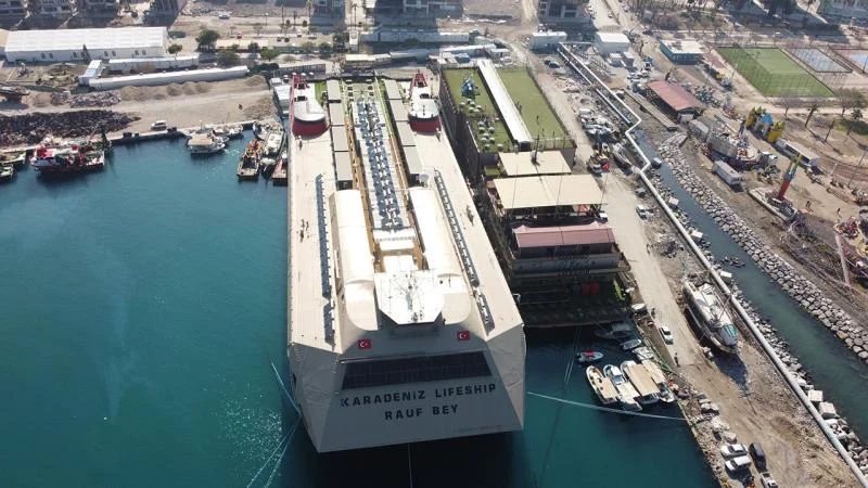 İskenderun Körfezi’nde konuşlu gemi depremzedelere yuva oldu