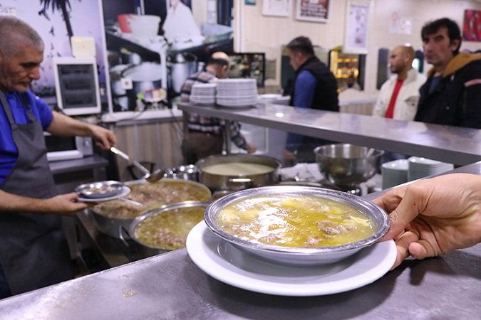 Adı İzmir ile özdeşleşen sokak lezzetleri geceleri de rağbet görüyor
