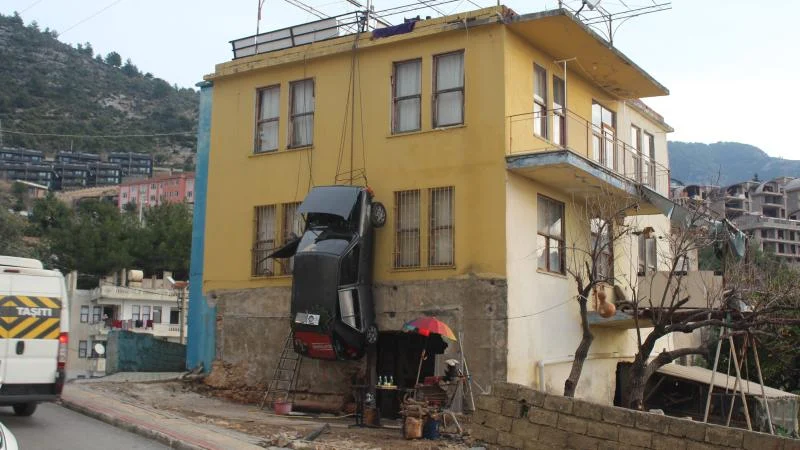 Sürekli kaza yaptığı otomobilini binaya astı