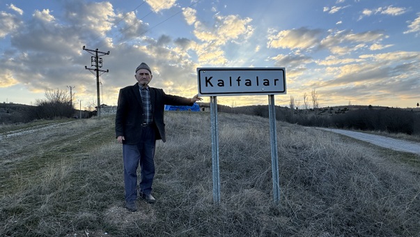 Terk edilmiş köyde tek başına yaşıyor