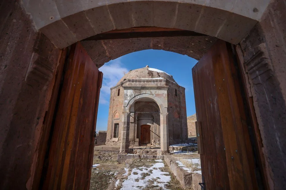 Selçuklu dönemine ait Havadan Külliyesi’nin bakımını gönüllü yapıyor
