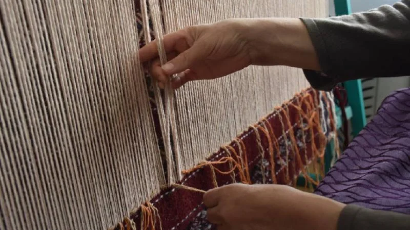 Gümüşhane’de kadınlar “Kelkit zilli kilimi” dokuyarak aile ekonomisine katkı sağlıyor