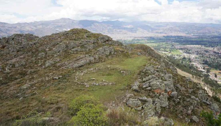 Peru’nun Yüksek And Dağları’nda Keşfedilen 4750 yıllık Megalitik Taş Plaza