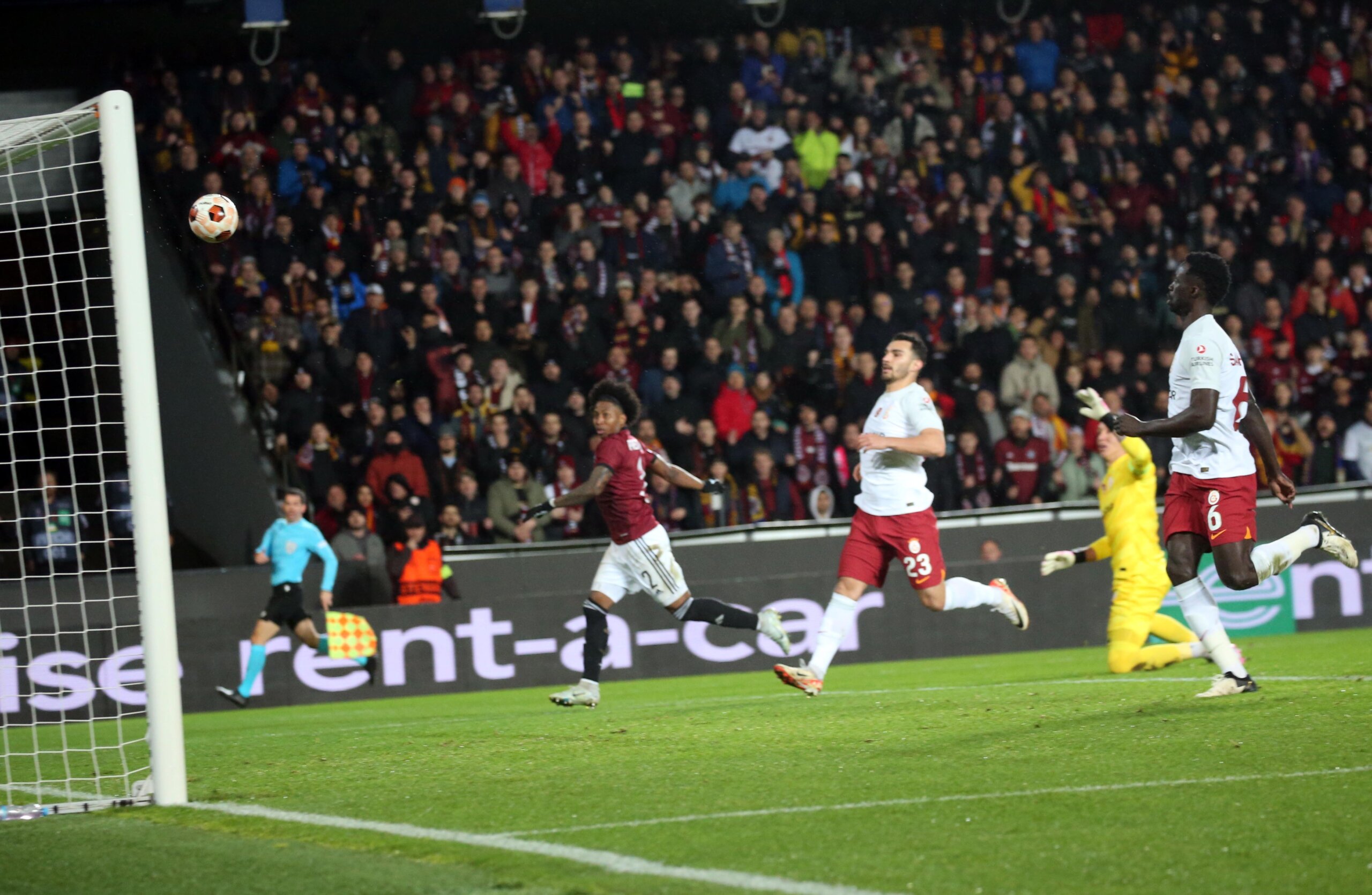 Galatasaray Sparta Prag deplasmanından dağıldı..4-1
