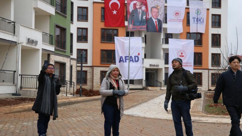 Ulusal ve uluslararası medya mensupları deprem konutlarını gezdi