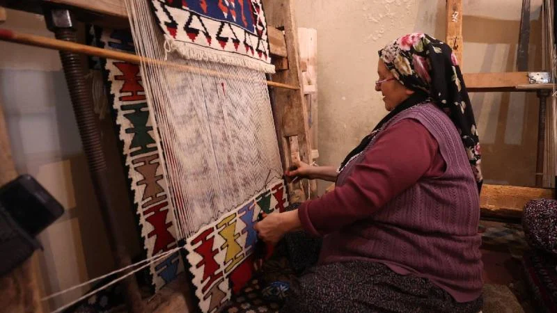 Kayseri’de tarihi medrese kilim dokuyan kadınlara gelir kapısı oldu