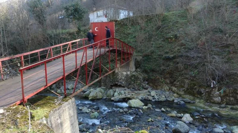Köprü yaptırdı, kapısına kilit taktı