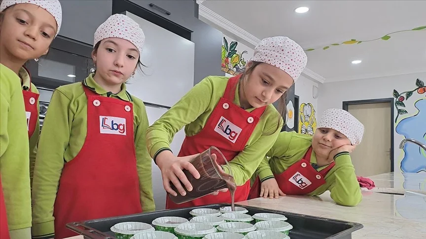 Sakarya’da “minik şefler” okulda oluşturulan mutfakta yemek yapmayı öğreniyor