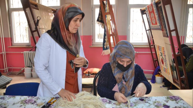 Muş’ta kadınlar halı ve kilim atölyelerinde dokuma kültürünü yaşatıyor