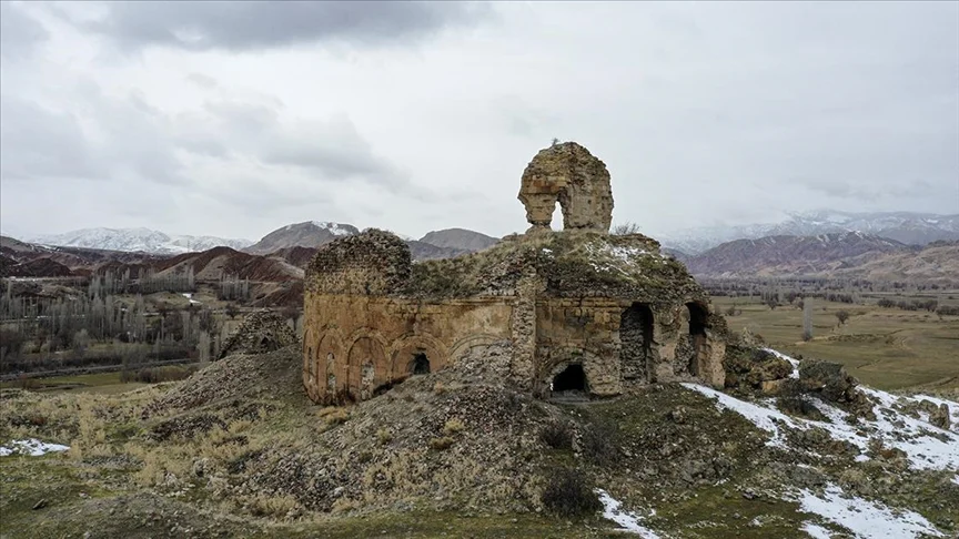 Yüksek dağlarla çevrili vadideki Bana Kilisesi turizme kazandırılmayı bekliyor