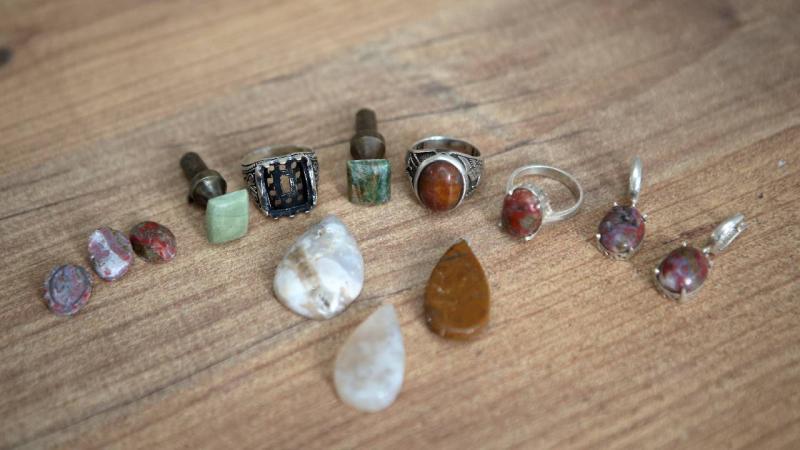 Çorum’da taş işlemeciliği eğitimi alan kadınlar takı ve süs eşyası üretiyor