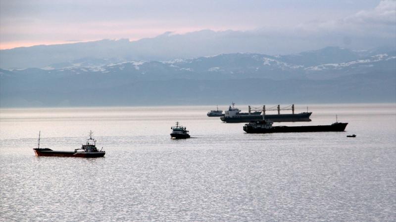 Sinop’ta fırtına nedeniyle yük gemileri doğal limana sığındı